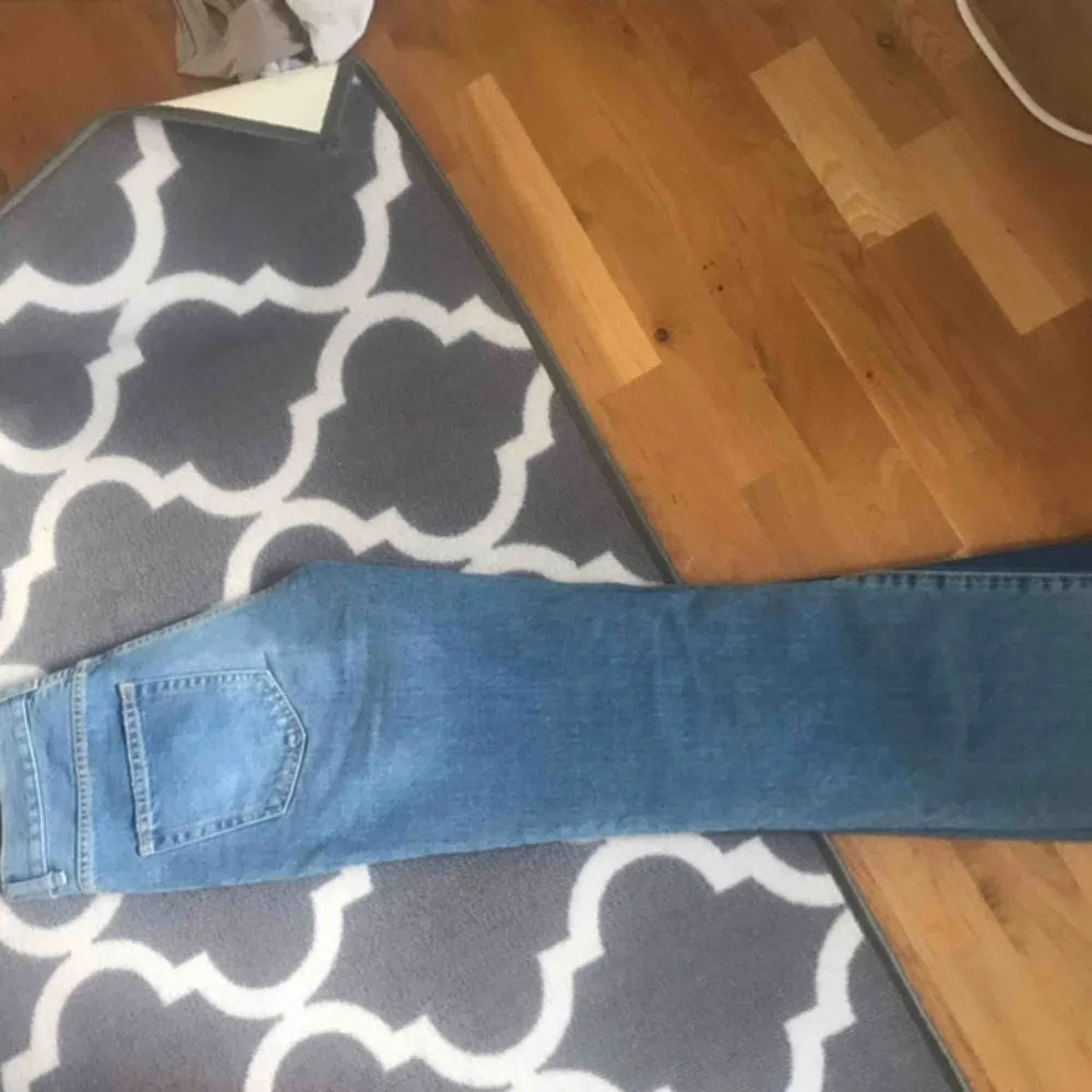Svincoola jeans från GinaTricot. Endast använda ett fåtal gånger för de är inte riktigt min stil, dvs. att de är i nyskick. Köparen betalar frakten, kan möjligtvis mötas upp också. . Jeans & Byxor.