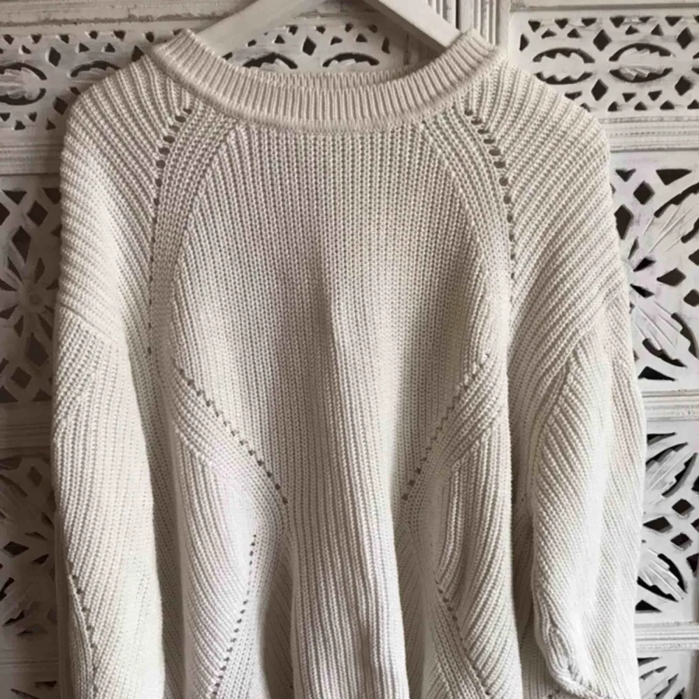 Vanilj vit oversize tröja från H&M. Mjukt material. . Tröjor & Koftor.