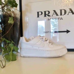  - Nike air force, strl 36,5 modellen med hög sula, nästintill oanvända 