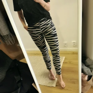  - Byxor/tights från Rodebjer, stl. XS i mörkblå/cremefärg. Tunt material i polyester och spandex. Superskön passform med mycket stretch! Fickor med dragkedja och även dragkedja nedtill för att göra byxan lite vidare. Frakt ingår. 