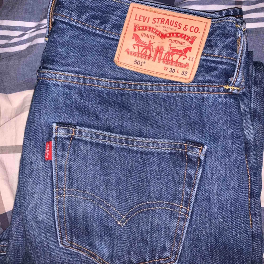 Riktigt fina Jeans från Levi’s! Inga hål, fläckar eller liknande slitningar på byxorna därav ett skick så gott som nytt! Modellen är i 501. . Jeans & Byxor.