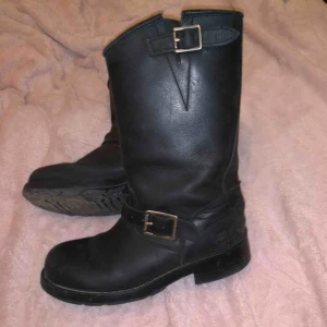  - Äkta Johnny bulls köpta för 2 år sedan. Använda men befintligt skick. Passar mig som har storlek 38-39. Priset kan diskuteras! Köparen står för frakt