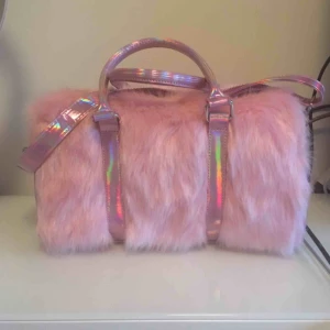  - En råsa fluffig väska från Dollskill super snygg men den kom bara inte till användning. Det finns två versioner av den här väskan och detta är den mindre.  Kan mötas upp i centrala Stockholm, köparen betalar frakten 