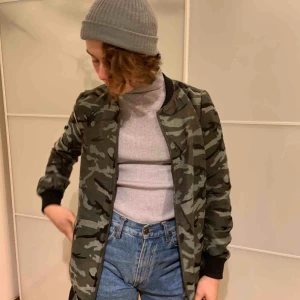  - En kamouflage jacka i medellång modell från ONLY, storlek S. Köpare står för frakt annars går det att mötas i Stockholm. Kolla gärna in mina andra annonser