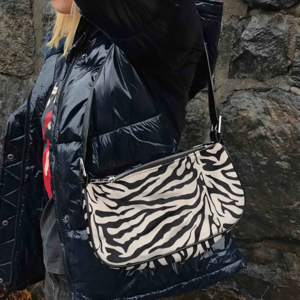 Jätte fin zebra väska, säljs inte längre & väldigt efterfrågad!💖 man får plats med allt innuti👌🏻. Accessoarer.