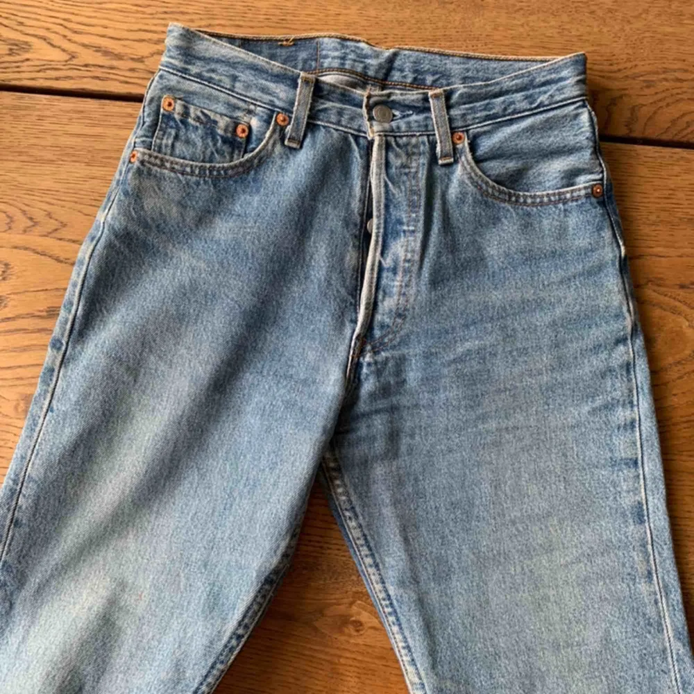 Vintage Levis 501 jeans inköpta här på plick. Tyvärr passade dem inte mig och säljer därför dem. Sååå snygg tvätt. Passformen på modellen är magisk. Frakt på 65kr tillkommer. . Jeans & Byxor.