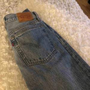 Säljer mina Levis jeans 501. Kommit till användning 3 gånger ungefär, frakt tillkommer! 