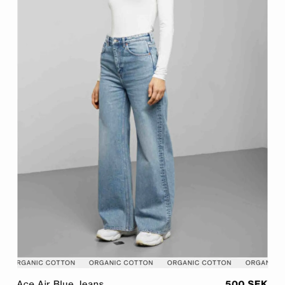 Jeans från Weekday i modellen Ace, bra skick och inga skador. Frakten ligger på 73kr 💛. Jeans & Byxor.