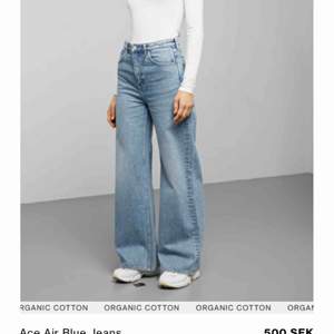 Jeans från Weekday i modellen Ace, bra skick och inga skador. Frakten ligger på 73kr 💛
