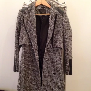  - Kappa från house of doris. Nytt pris 1699kr och den är knappt använd. Super snygg på samt varm och skön! 