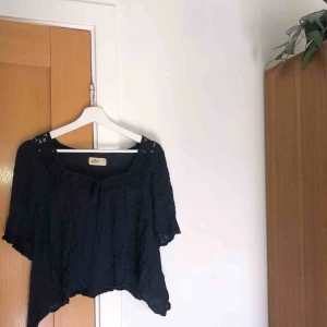  - Marinblå topp från Hollister, storlek S. Aningen skrynklig pp bilden tyvärr. 