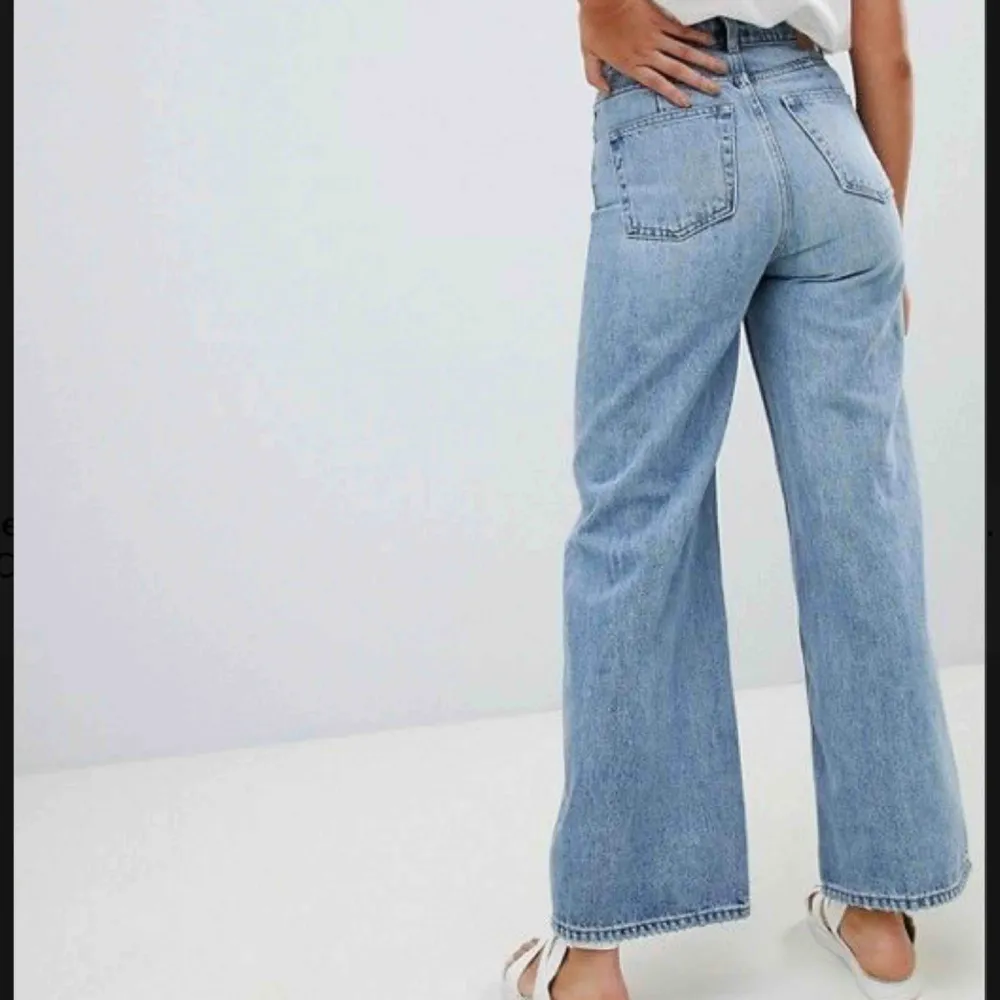 Jättesnygga jeans från weekday i modellen Ace, köpt för 500 kr och knappt använda då de är för stora för mig. De är i storlek 27/30 men skulle nog passa en/två storlekar större också. Skriv om du har några frågor!. Jeans & Byxor.