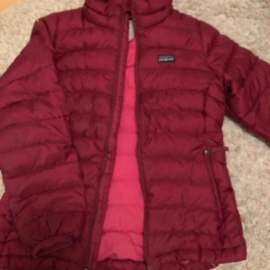  - Jätte fin rosa dunjacka från patagonia! Rätt så tunn men varm Mörk rosa med ljusare färg inuti För barn i storlek M (10 år) 