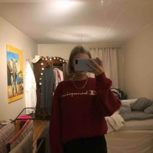  - Mysig och cool sweatshirt från champion i storlek L, inköpt för ca 1 år sen, den är varm och mysig men även väldigt oversized. Köparen står för frakt