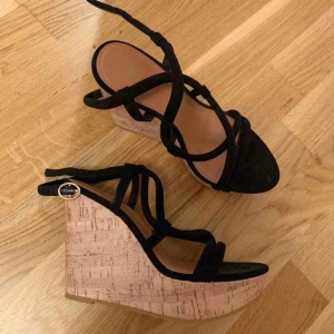  - Säljer mina oanvända skor köpta från H&M, de är lite dammiga och därför ser de lite skitiga ut. Säljer pga att jag aldrig har använt dom och dom bara tar plats nu. Köparen står för frakt! 