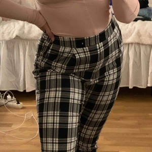  - Sköna vit och svart rutiga byxor 