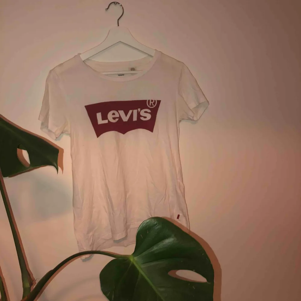 Classic Tisha från Levi’s i storlek Xs. Lite skrynklig men det är ju lätt fixat! Säljer pga använder inte längre. Kan mötas i Göteborg annars står köparen för frakt <3. T-shirts.