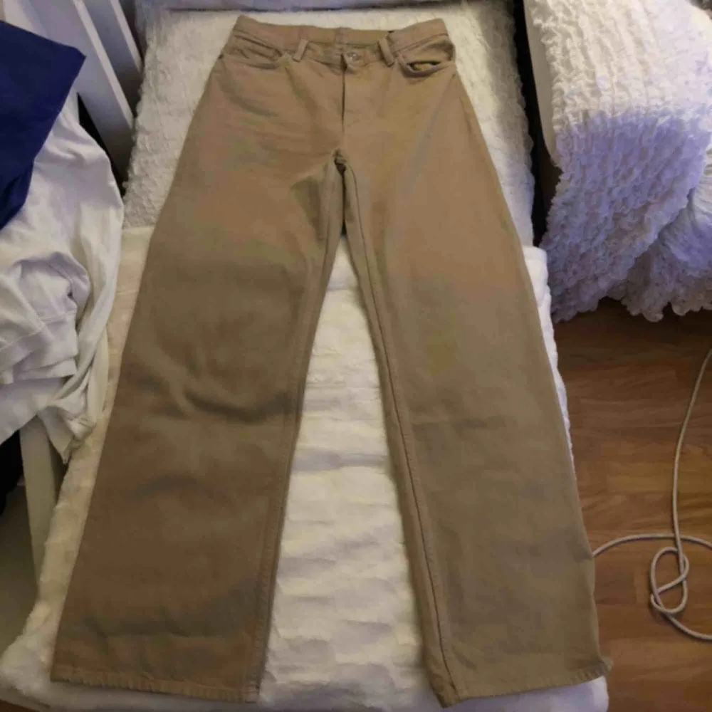 Ett par vida jeans från monki, ”storlekslappen” är borta så vet ej riktigt vilken storlek de är skulle chansa på 28, men funkar på mig som har s/m. Jeans & Byxor.