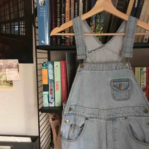  - världens snyggaste hängselbyxor. köpta i paris på en vintage affär. har knappt används och blivit för små för mig så de letar nu efter ett nytt hem