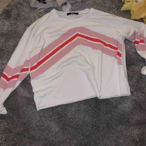  - Tröja från Bikbok. Nästan oanvänd. Frakt tillkommer😌