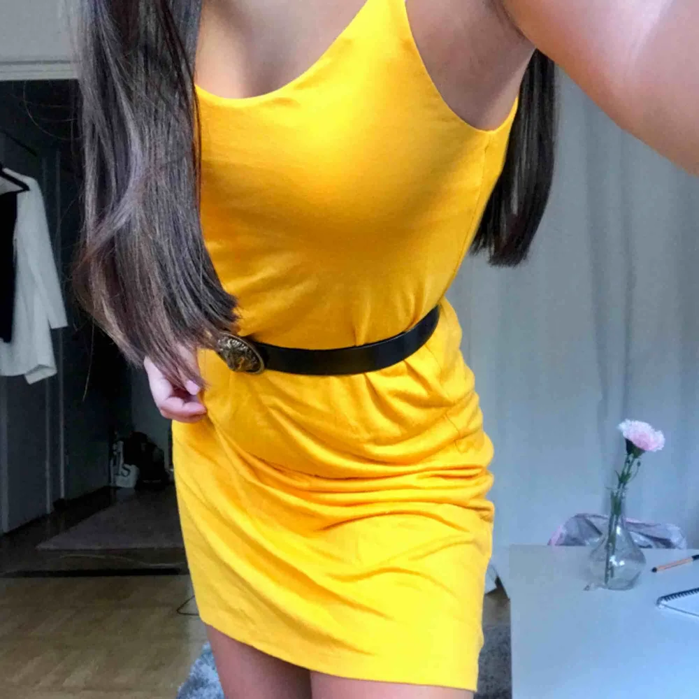 Super skön gul klänning från H&M. Väldig lös men super fin med ett bälte i midjan💞💞 använd ett fåtal gånger men i princip nytt skick.. Klänningar.
