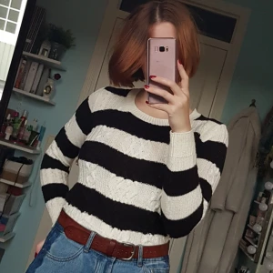  - Varm stickad tröja med flätmönster på framsidan och muddar i ärmarna