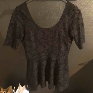  - Svart spetstopp med U-ring och djup rygg från GinaTricot.  Storlek S. Frakt tillkommer.