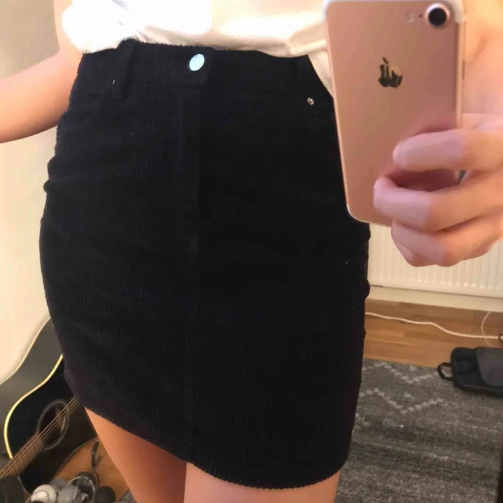 En skit snygg Manchester svart kjol ifrån zara, köpt för 500kr men har inte kommit till användning så mycket. Fungerar som en storlek S. 40 kr frakt tillkommer. Kjolar.
