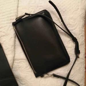  - Axelremsväska från Carin Wester, mycket sparsamt använd. Extra axelrem att byta med som omväxling medföljer. 😊 