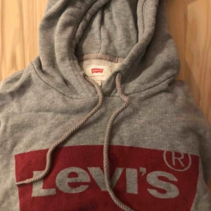  - Levis hoodie med luva! Lagad under armhålan 