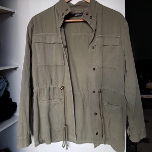  - Mörkgrön jacka från Gina Tricot. Strl 38. Använd ett par gånger men är i gott skick, säljs på grund av att den inte kommer till användning längre.