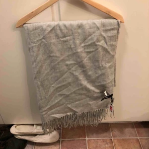  - Halsduk, oanvänd. Stor! 