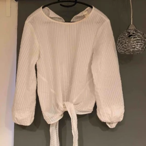  - Blus aktig topp från h&m,  priset är inkl frakt & betalning sker via swish☺️