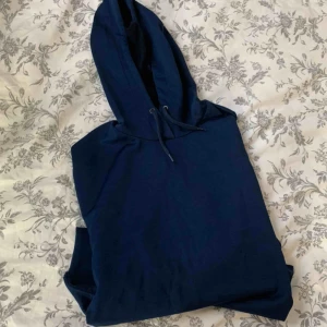  - Croppad hoodie från cheap monday. Ganska tunn Fri frakt