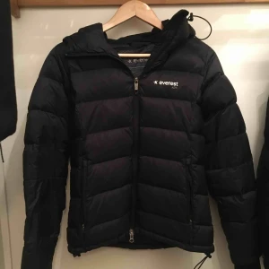  - Säljer min Everest vinterjacka pga att jag köpt en annan. Väldigt varm och skön o ha på sig. Pris kan diskuteras.