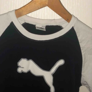  - SkitcOOl Puma T-shirt i vitt och marinblått. Längre ärmar som slutar ungefär på mitten utan överarmen😍 
