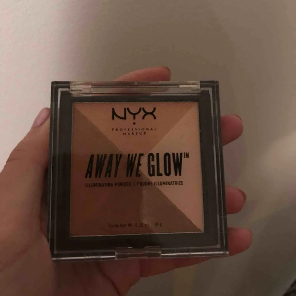 Snygg highlighter/bronzer från NYX, aldrig använd endast testad på handen.✌🏼🌸. Övrigt.