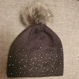  - Ny/oanvänd mössa med fuskpäls  