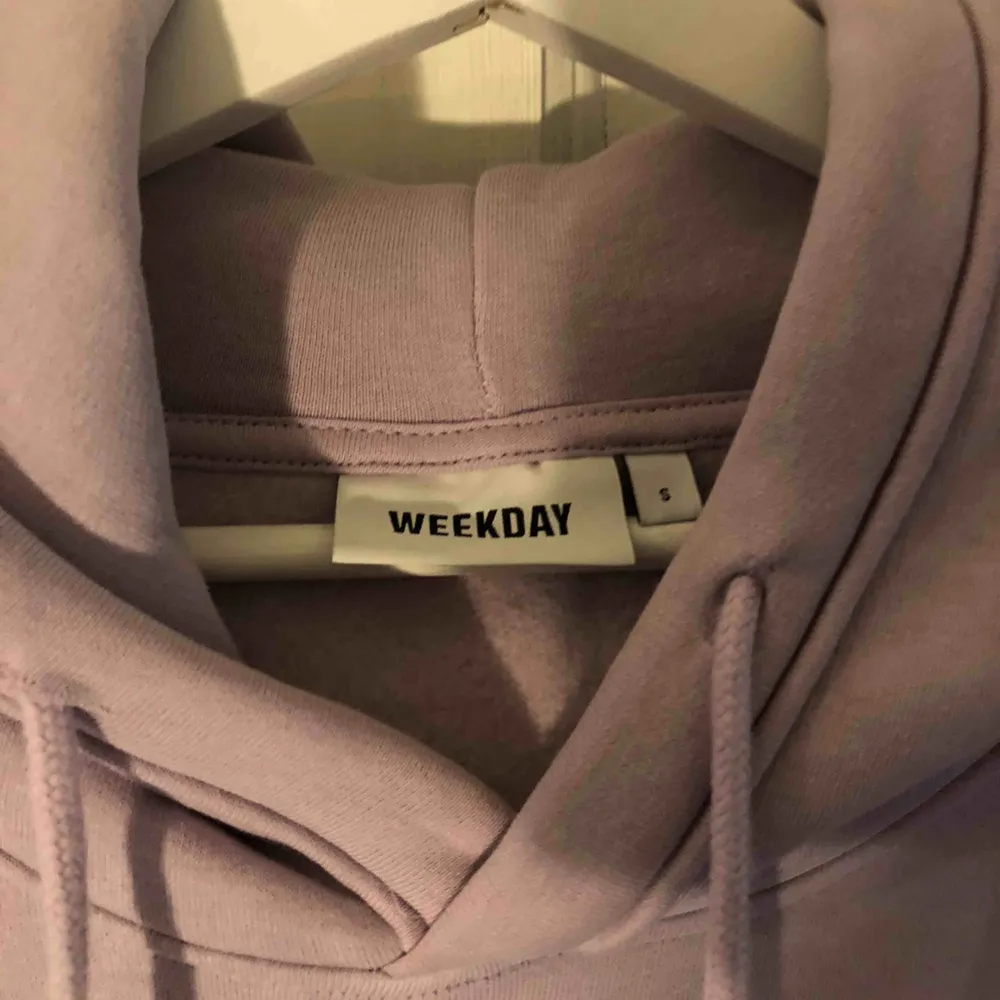 Oversize hoodie från Weekday, helt oanvänd! Färgen visas bäst på första bilden från Weekdays hemsida. Köparen betalar frakten.. Hoodies.