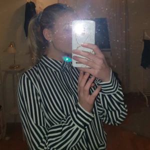  - Randig blus från H&M, aldrig använd. Finns även i hel vit. Storlek 32, men ganska stor. Köpt nyligen för 300 kronor. Skrov vid intresse 💞