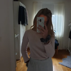  - Fin stickad tröja från rabalder. Ganska liten men passar nog en xxs till xs. Den är ljusrosa och jag säljer för att den inte passar längre. Köpt för 450 kr💞