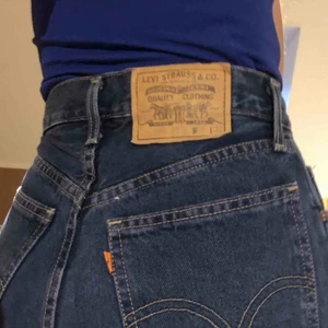  - Har tyvärr växt ur de här fina Levi’s jeansen! Högmidjade straight leg. Detta är samma byxor som jag har på bilderna med de svarta tröjorna, för att se färgen bättre.