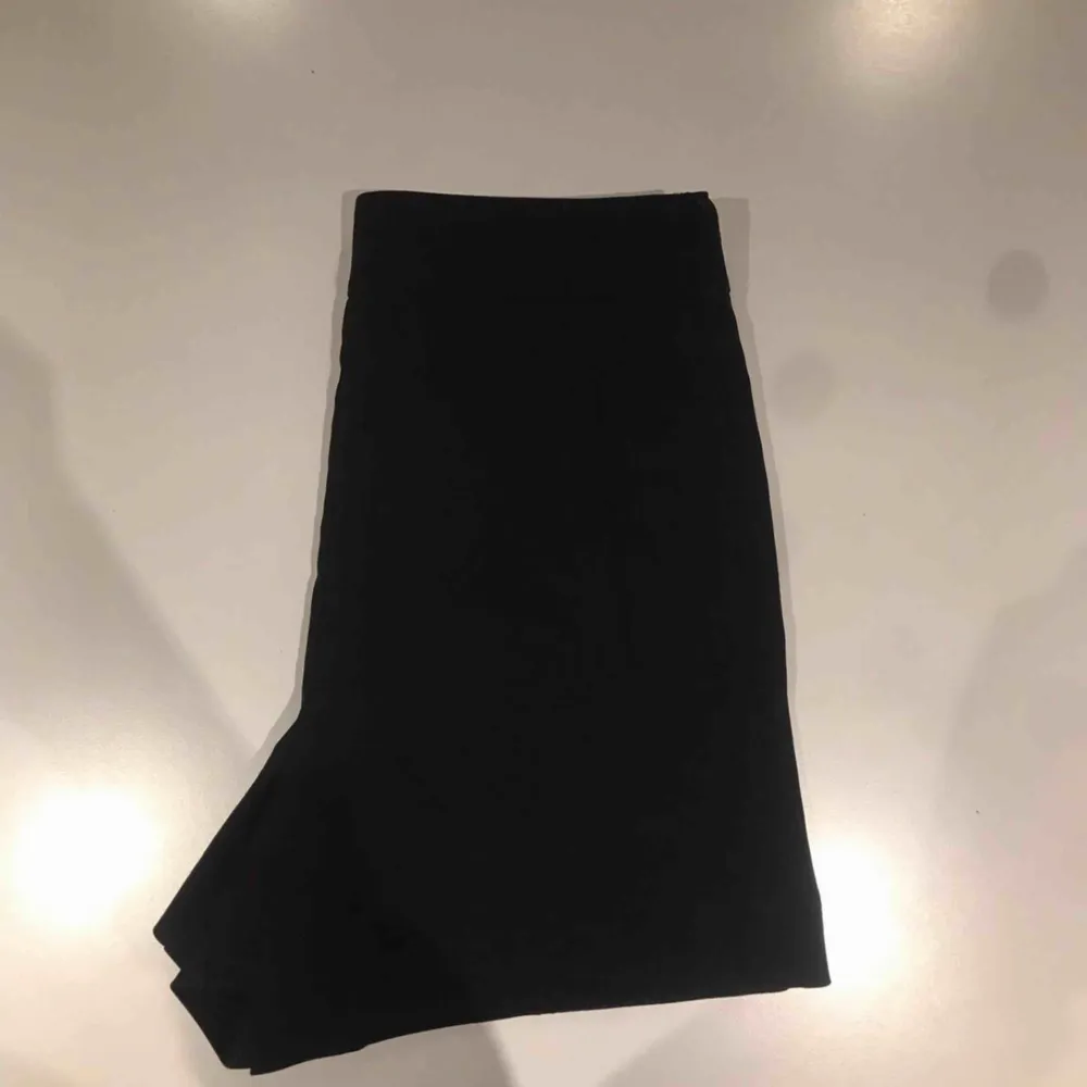 Svarta kostymshorts i storlek 34.  Köpta för 450 kr. . Shorts.