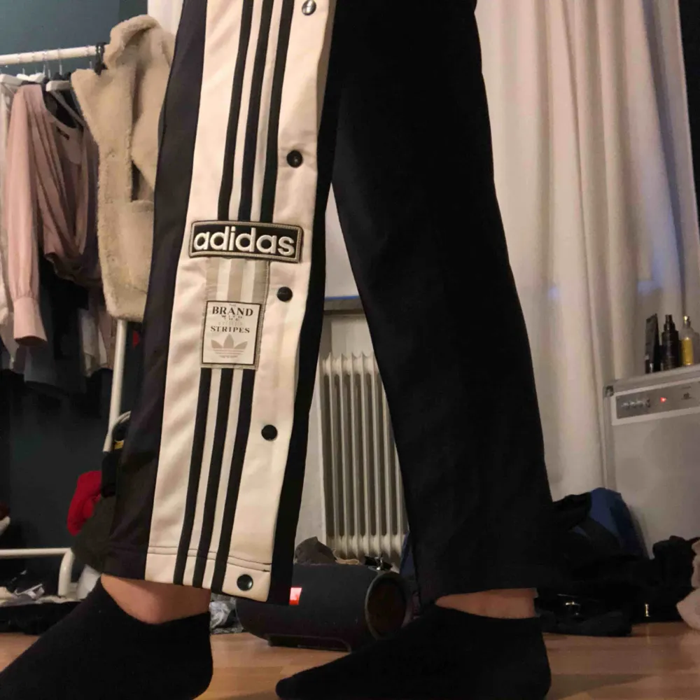 Adidas byxor som är väldigt sköna och snygga! Ordinarie pris (700kr). Det finns så man kan knyta i midjan och man kan öppna på sidan av benen. Väldigt bra skick då dem inte är så använda. priset kan diskuteras.. Jeans & Byxor.