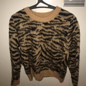  - En leopard stickad tröja för bara 100kr!? I storlek XS/S, Använd 1 gång.