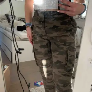 Assnygga camouflagebyxor från H&M🤩 Säljer dem för att dem är alldeles för stor i midjan för mig✨Köpare står för frakt😊