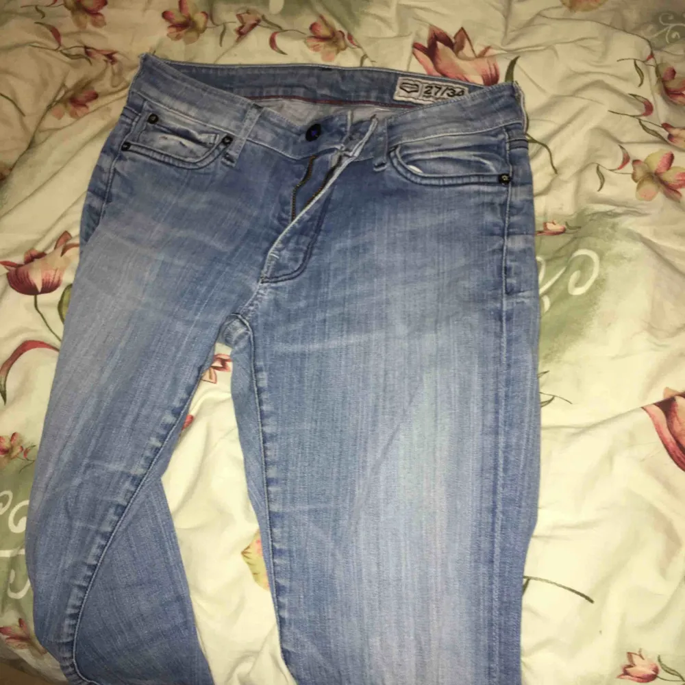 Säljer mina skitsnygga crockers ljusblå jeans då dem är på tok för små för mig haha. Jeans & Byxor.