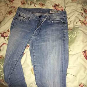 Säljer mina skitsnygga crockers ljusblå jeans då dem är på tok för små för mig haha