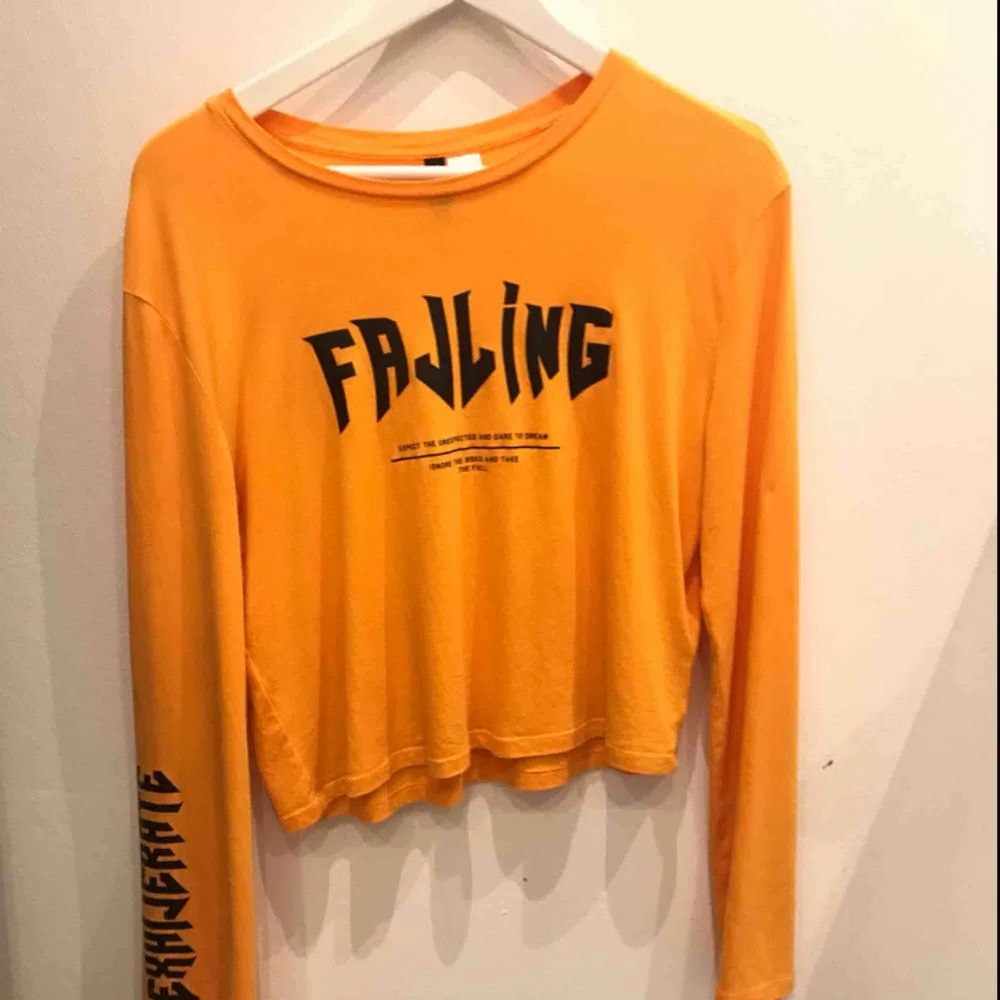 Orange långärmad tröja från H&M, jättefin men kommer dock aldrig till användning. Köparen står för frakten ☺️  . Toppar.