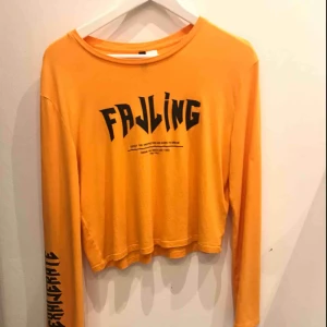  - Orange långärmad tröja från H&M, jättefin men kommer dock aldrig till användning. Köparen står för frakten ☺️  